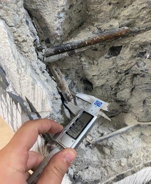 Deprem testi sırasında sahada donatı çapı ölçümü